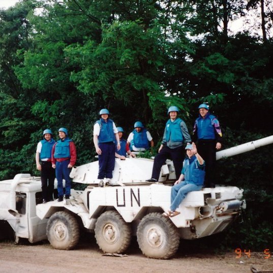 Í birgðastöð SÞ við Zagreb flugvöll voru settir upp hjálmar og farið í brynvarin vesti Sameinuðu þjóðanna áður en prílað var upp á stærsta skriðdrekann á svæðinu. Aðsendar myndir.