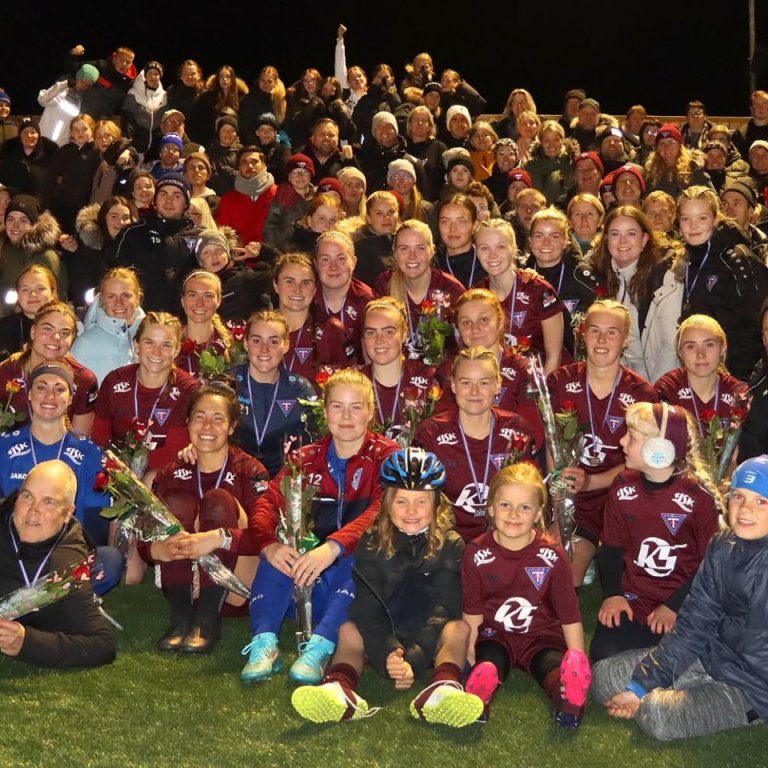 Leikmenn kvennaliðs Tindastóls í knattspyrnu ásamt stuðningsfólki að loknum síðasta leiknum sumarið 2022. MYND: ÓAB