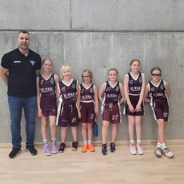 Helgi Freyr ásamt MB10 stúlkum - María, Svanborg, Sibba, Elín, Ellen og Íris.