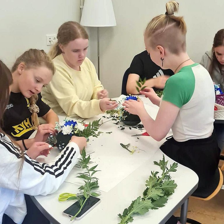 Nemendur fást við blómaskreytingar. MYND AF HEIMASÍÐU GRUNNSKÓLA HÚNAÞINGS VESTRA