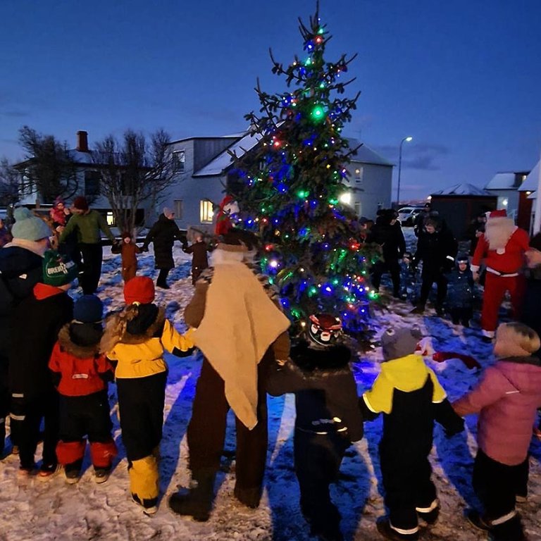 Gengið í krinum jólatréð í gamla bænum á Blönduósi. MYNDIR: FB-SÍÐA HÚNABYGGÐAR