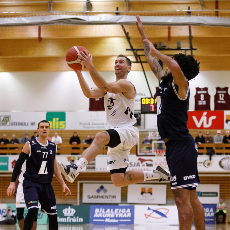 Þessa geggjuðu mynd tók Davíð Már af Arnari Björnssyni svífandi um loftið með bros á vör. DAVÍÐ MÁR