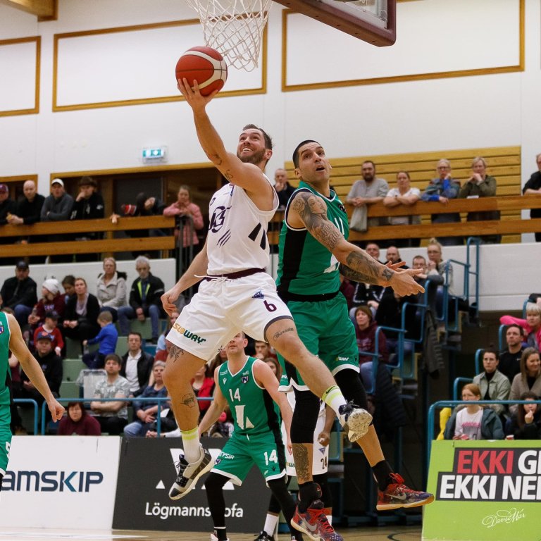 Það var gaman hjá Arnari í gær en kappinn gerði 30 stig í leiknum. Hér er hann í essinu sínu í leik gegn Njarðvík. MYND: DAVÍÐ MÁR