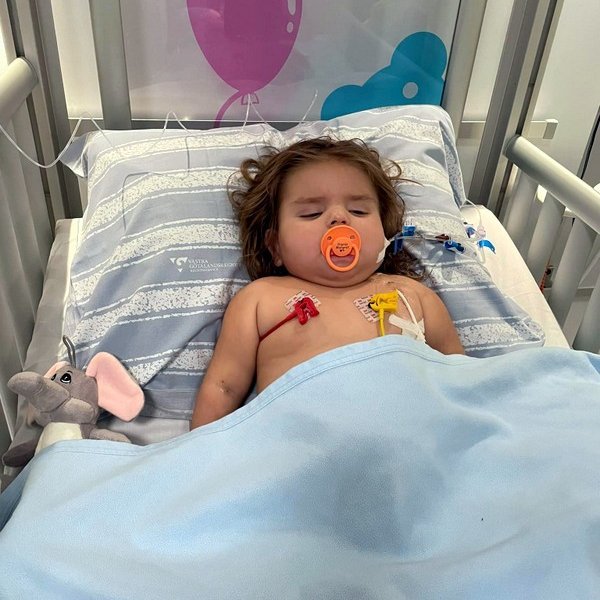 Það var snemma ljóst að Sigrún Margrét þyrfti að fara í líffæraskipti og nú er sú aðgerð afstaðin og gekk vel. Myndir af Styrktarsíðu Sigrúnar Margrétar.