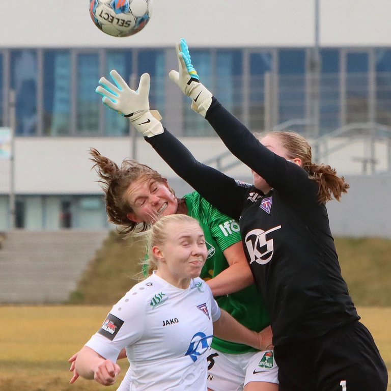 Magga blakar boltanum í burtu frá marki Tindastóls. Það var í það minnsta nóg að gera hjá henni í leiknum. MYND: ÓAB