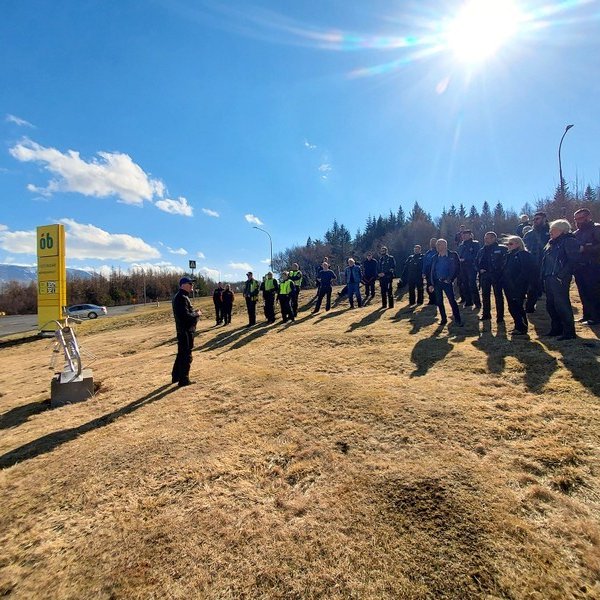 Fallinna mótorhjólamanna minnst við listaverkið Fallið sem staðsett er í Varmahlíð og öllum óskað góðs hjólaárs. Mynd: FB Tían Bifhjólaklúbbur Norðuramts.