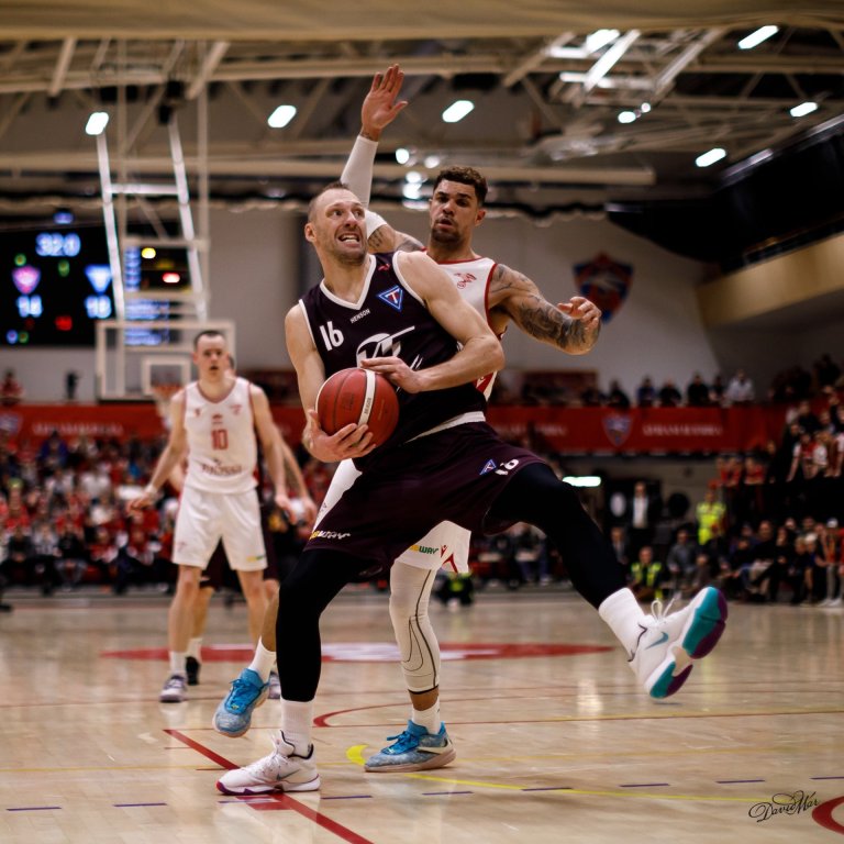 Drungilas og Kristófer Acox munu væntanlega stíga vangadansinn í kvöld en þeir ættu báðir að vera klárir í slaginn – enda hraustir menn sem kalla ekki allt ömmu sína. MYND: DAVÍÐ MÁR