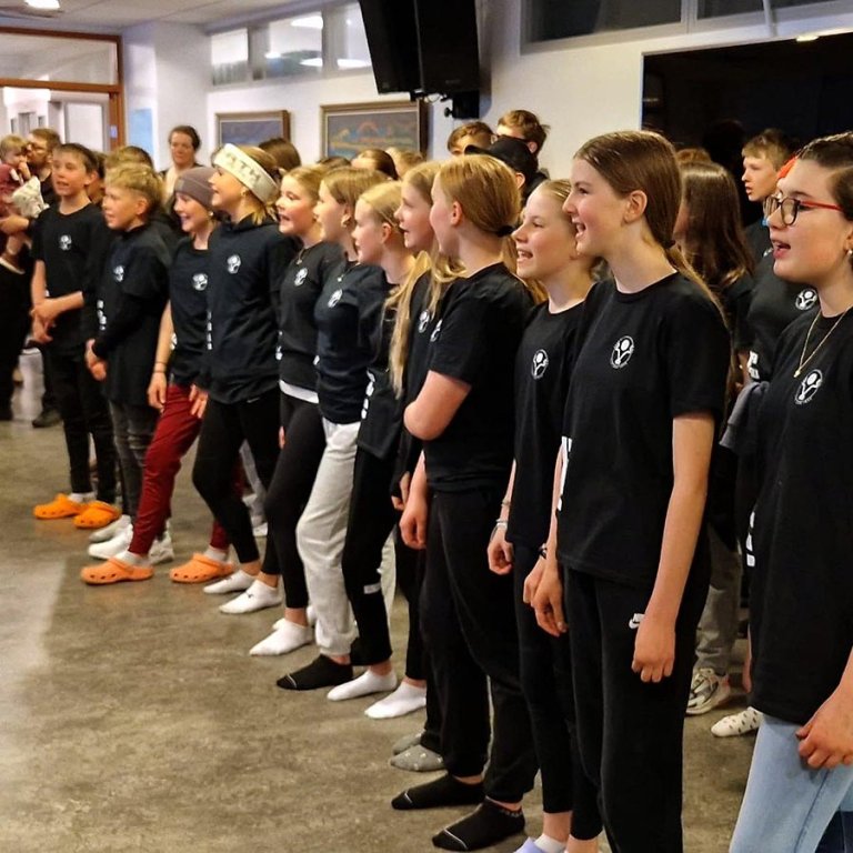 Sungið fyrir gesti á afmælisdegi Árskóla. MYNDIR: ÓBS