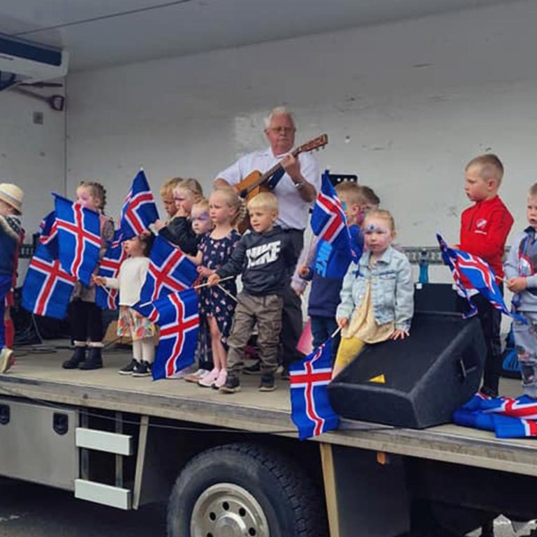 Leikskólabörn á Blönduósi tóku lagið. MYNDIR FRÁ HÚNABYGGÐ OG ÓAB