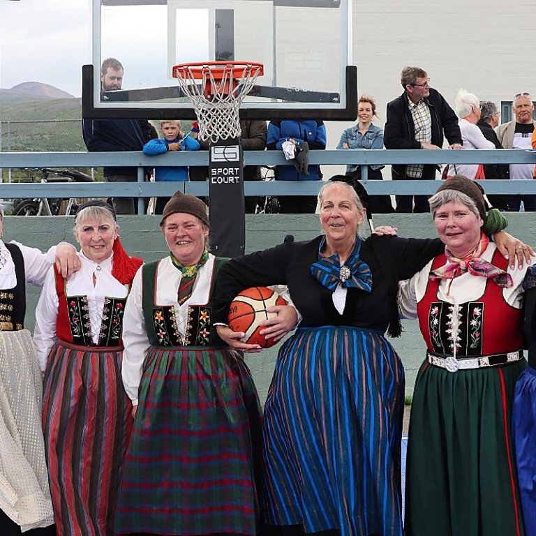 Pilsaþytsstúlkur vígreifar á 17. júní. MYNDIR AF SKAGAFJÖRÐUR.IS