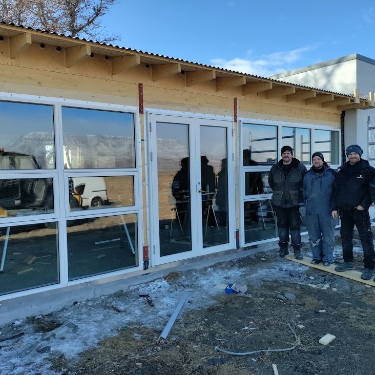 Vaskir menn frá Uppsteypi og sólskálinn góði. Mynd: Gunnar Rögnvaldsson