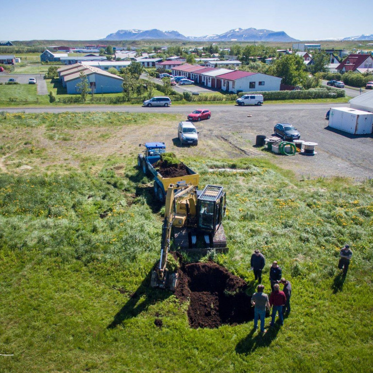 Fyrsta skóflustungan. Mynd: Róbert Daníel Jónsson
