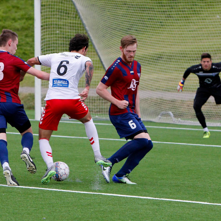 Jón Gísli og Fannar verjast Fáskrúðsfirðingi í leik á Króknum fyrr í sumar. Santiago meira en tilbúinn í markinu. MYND: ÓAB