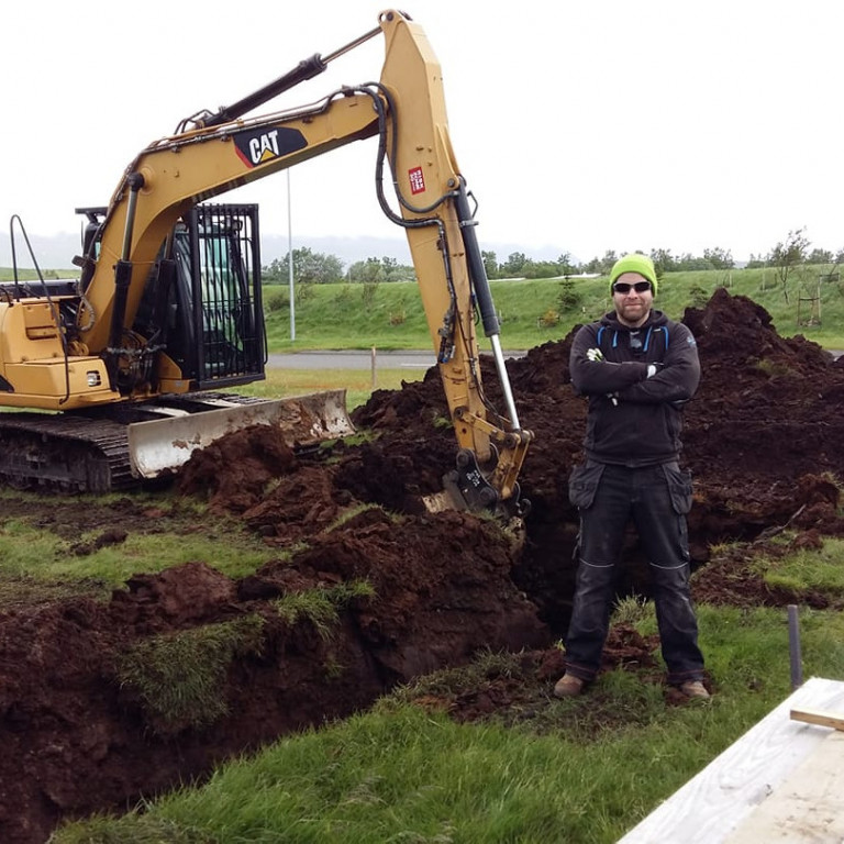 Eigandi hússins, Daníel Sigurðsson, við fyrstu skóflustunguna. Mynd: Sigurlaug Gísladóttir