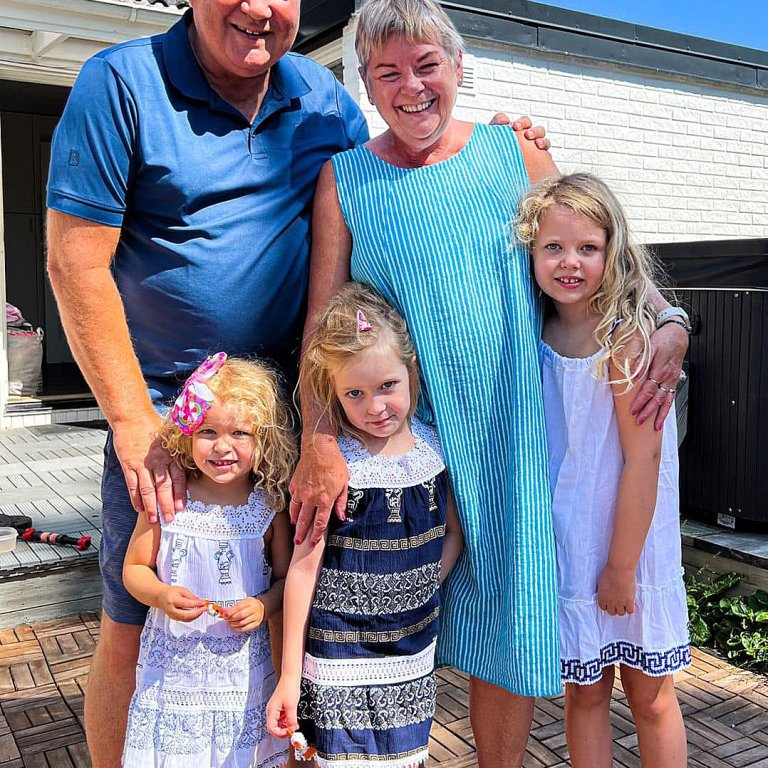 Óskar og Erla með barnabörnin. Mynd aðsend.