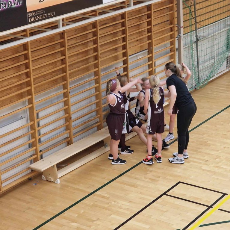 Stelpurnar í 3.-4. bekk ásamt Klöru þjálfara. Myndir sg.