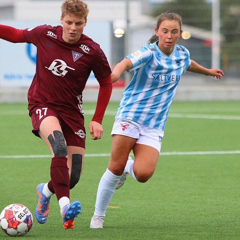Gwen Mummert með boltann í leik gegn Íslandsmeisturum Vals. MYND: ÓAB