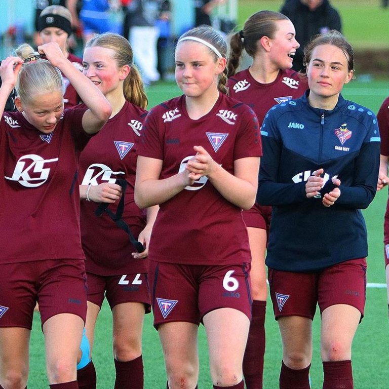 Stelpurnar voru sælar með sigurinn í gærkvöldi. MYNDIR: ÓAB