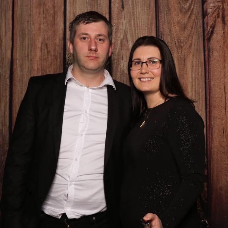 Pétur Pétursson og Kristrún Ingadóttir, börnin þeirra Snædís Ósk, Birta María og Pétur Jóhann eru svo á myndinni neðar í fréttinni.MYNDIR AÐSENDAR