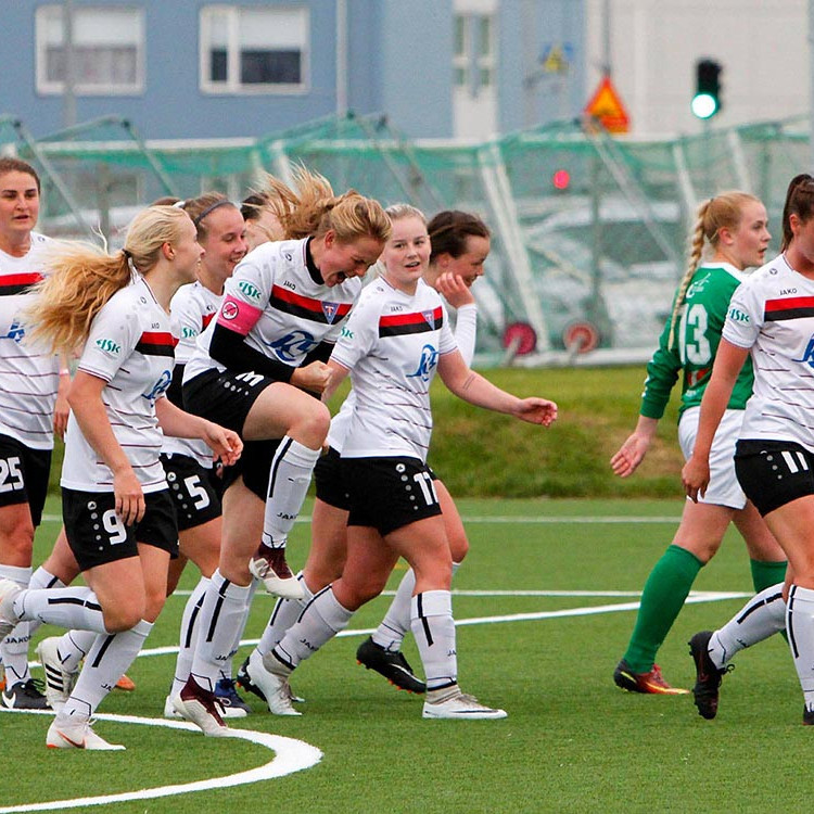 Bryndís Rut og Stólastúlkur fagna sigurmarkinu gegn Völsungi. MYND: ÓAB