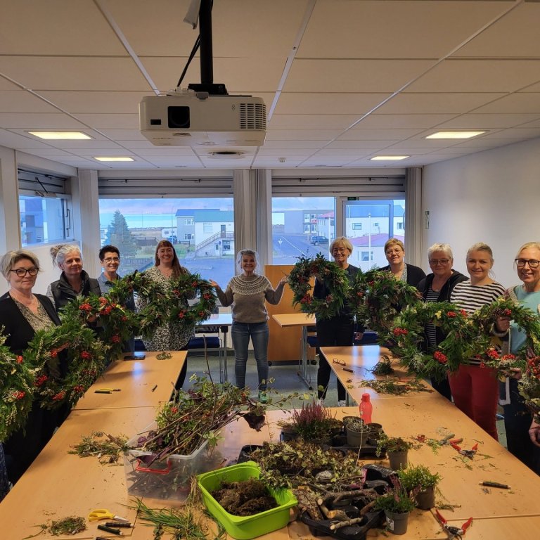 Þátttakendur með kransinn sinn í fyrsta námskeiðinu. Mynd tekin af Facebook-síðu Farskólans.