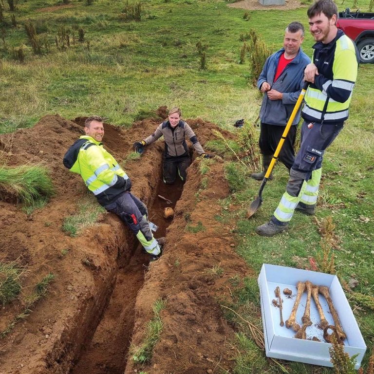 Skurðurinn í gegnum kirkjugarðinn. Á myndinni eru Ásta Hermannsdóttir fornleifafræðingur, Hjörtur Týr Björnsson og Sigurður Snorri Gunnarsson hjá RARIK  og Jón Grétarsson á Hóli. MYNDIR: GSS