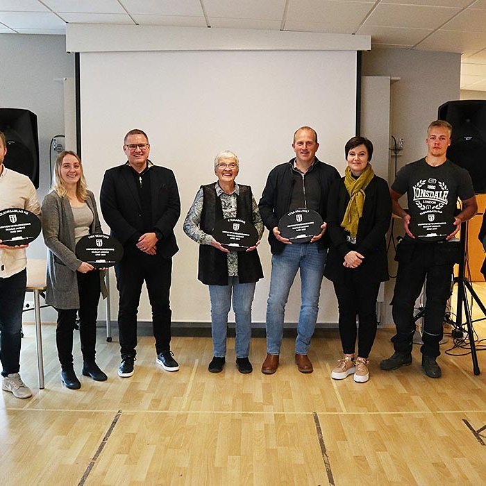 Glæsilegur hópur með viðurkenningarnar. MYND GG