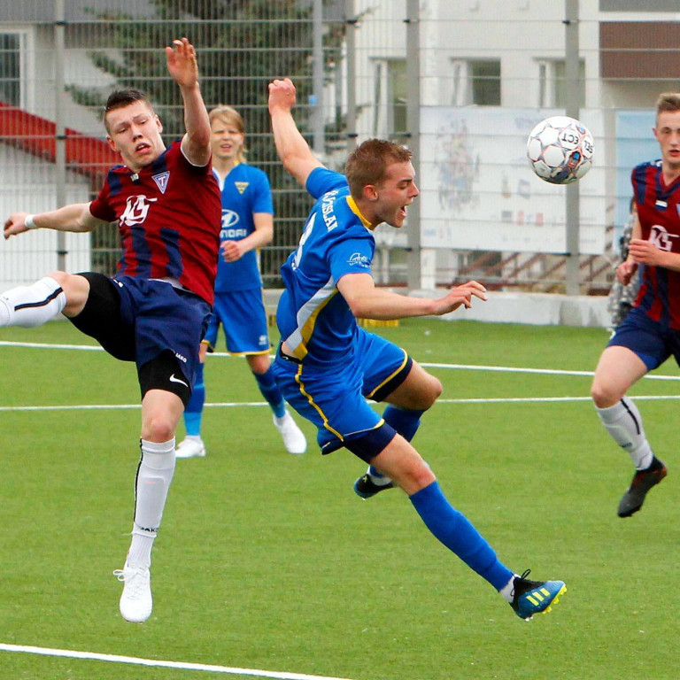 Jón Gísli lengst til vinstri - á flugi í leik gegn Gróttu um síðustu helgi. Mynd: ÓAB