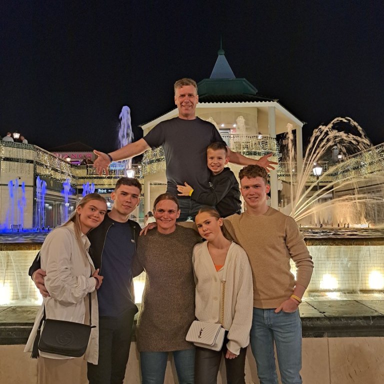 Ellert Heiðar Jóhannsson, Aníta Björg Sveinsdóttir ásamt börnum og tengdabarni á Tenerife. Mynd aðsend.