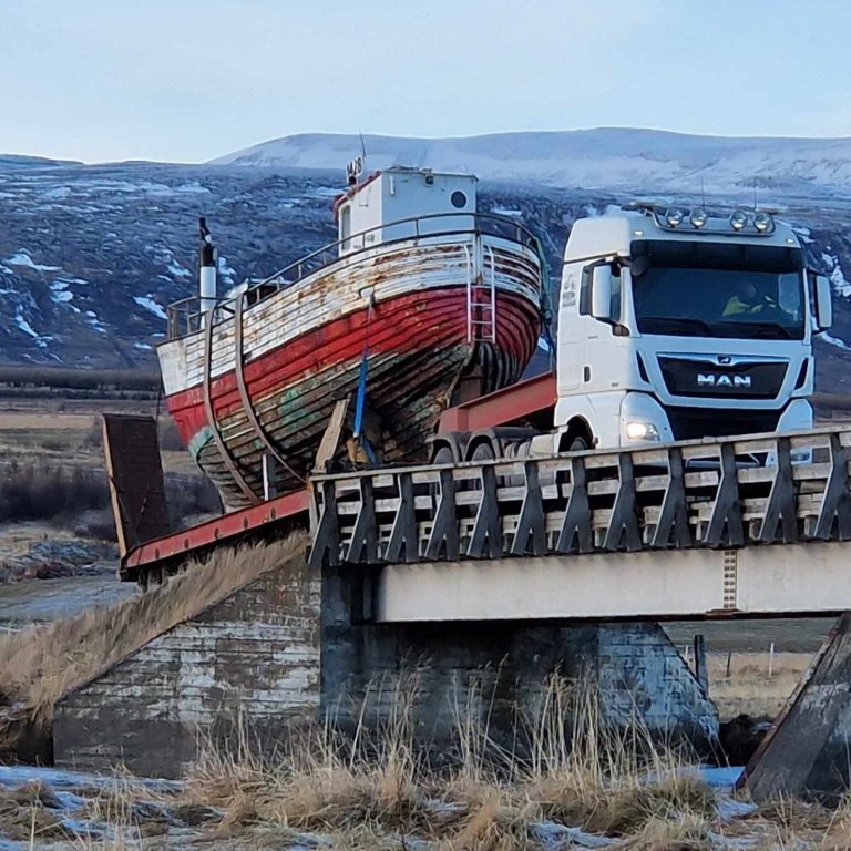 Víðimelsbræður sáu um að ferja Skvettu og hér er verið að fara með hana yfir Húseyjarkvíslarbrú til að komast að stærstu eyju Skagafjarðar í byggð Glaumbæjareyjar, þar er Ytri-Húsabakki. MYNDIR AÐSENDAR.