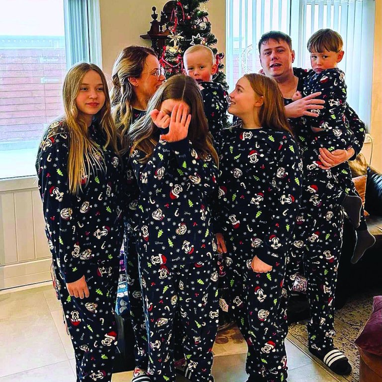 Jóel og Íris ásamt börnum. MYND AÐSEND