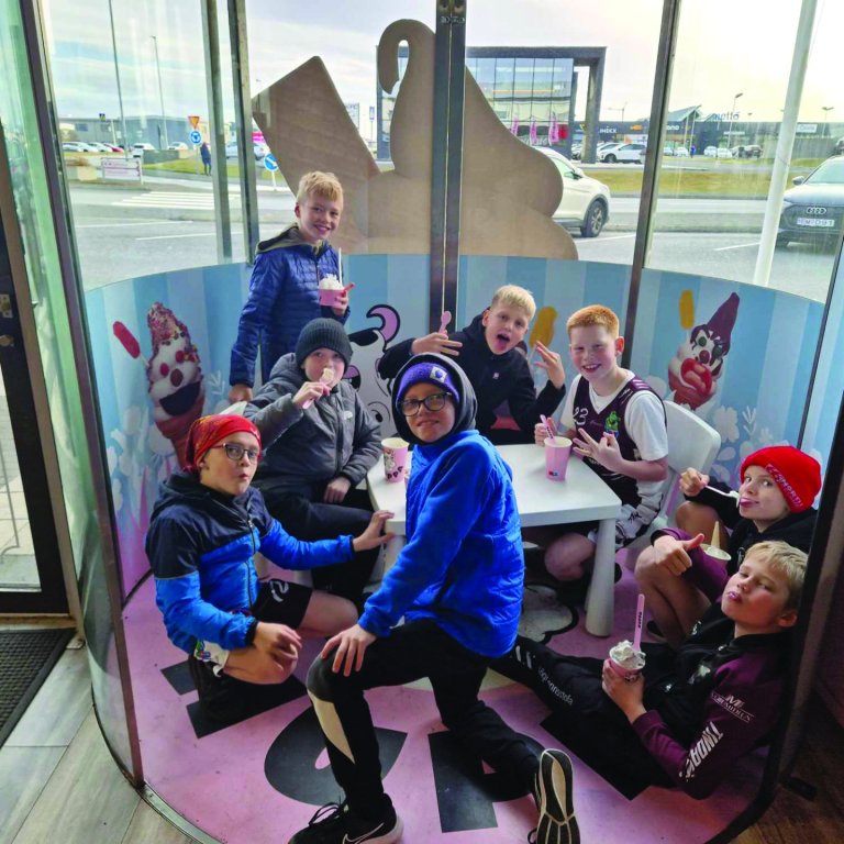 Strákarnir í MB11 að gæða sér á Hubbu-ís. Mynd: SG