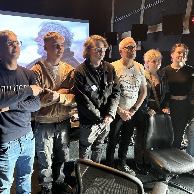 Hluti af hóp nemenda sem tók þátt í Vísindaferð kvikmyndabrautar. Myndir: Hilmar Friðjónsson og Árni Gunnarsson.