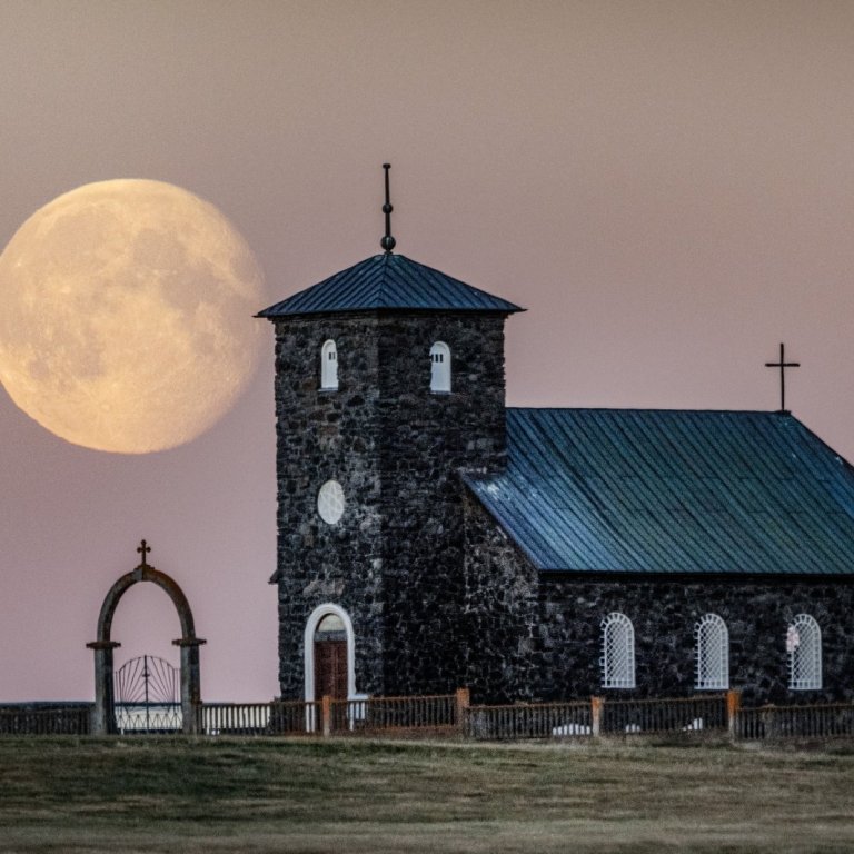 Þingeyrakirkja í sólsetri. MYND RÓBERT DANÍEL JÓNSSON