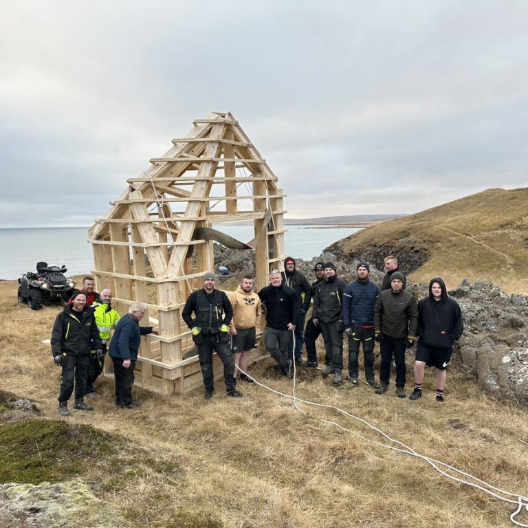 Vinnuflokkurinn sem sá um að koma fuglaskoðunarhúsinu á Spákonufellshöfða. Mynd tekin af Facebook-síðu SSNV