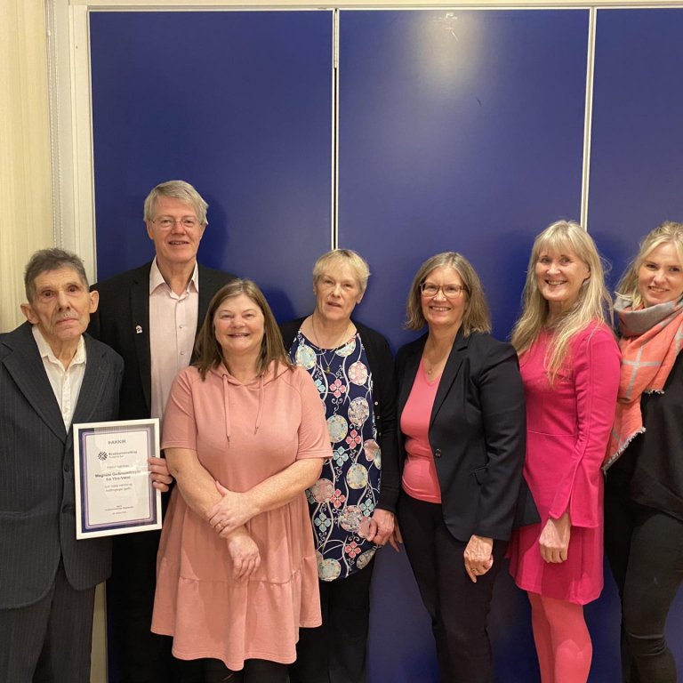 Hér má sjá Magnús ásamt stjórn Krabbameinsfélags Skagafjarðar. MYNDGG