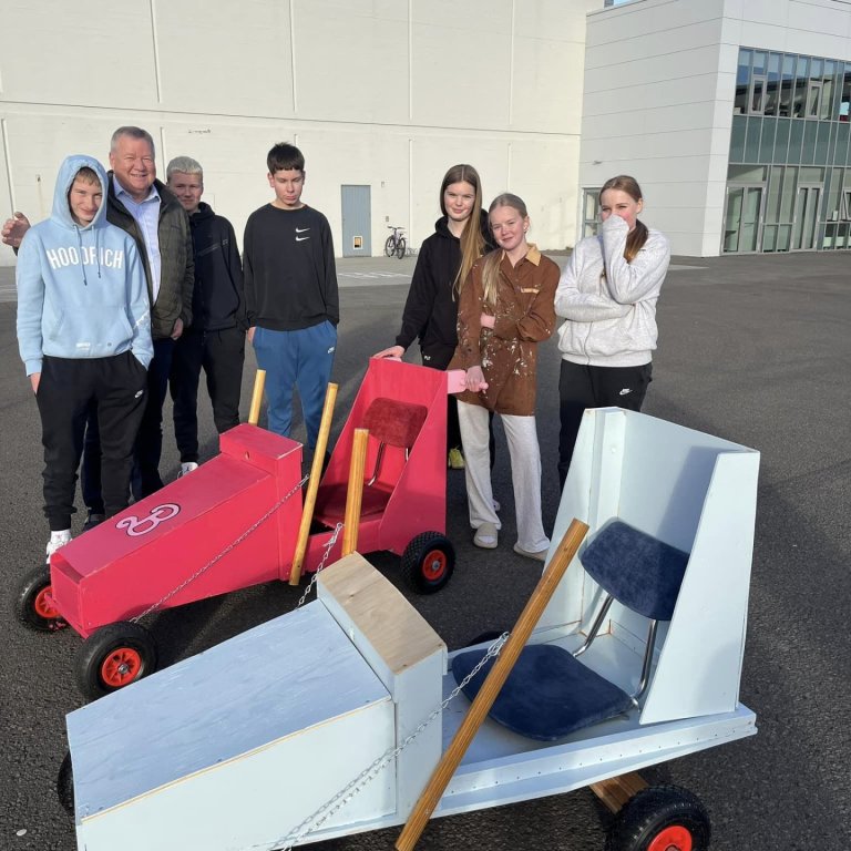 Óskar skólastjóri ásamt krökkunum sem eiga heiðurinn af kassabílunum. Myndir: Facebook-síða Árskóla.