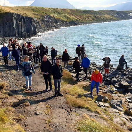Ánægðir gestir FNV í fjöruferð. Aðsendar myndir.
