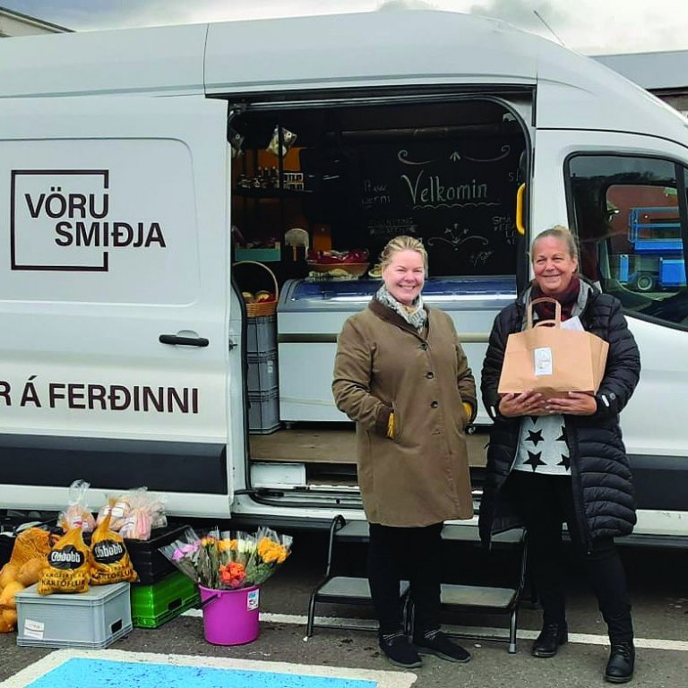 Smáframleiðendur á ferðinni. Hér er hún Herdís Sigurðardóttir í Áskaffi að afhenda vörur til Jóhönnu Björnsdóttur.  MYND: VÖRUSMIÐJAN