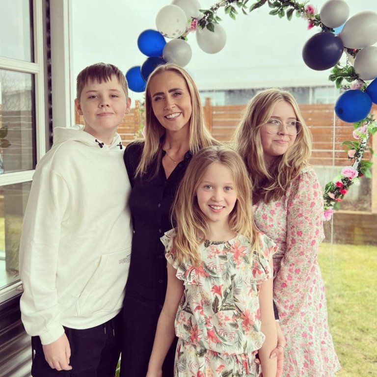 Álfhildur Leifsdóttir ásamt börnum. Mynd aðsend.