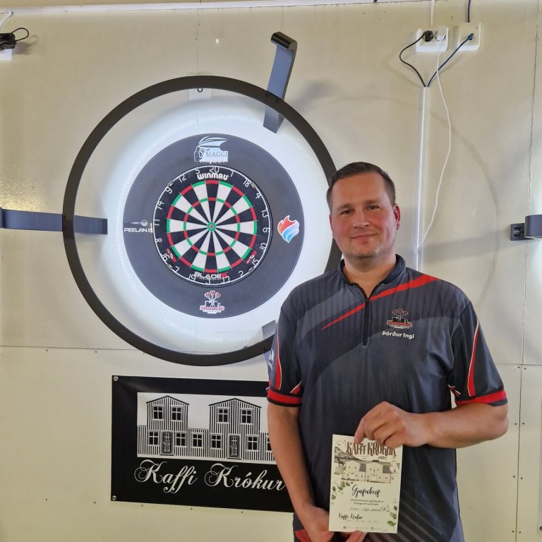 Þórður Ingi Pálmarsson með verðlaunin sín. Mynd tekin af Facebook-síðu Pílukastfélags Skagafjarðar