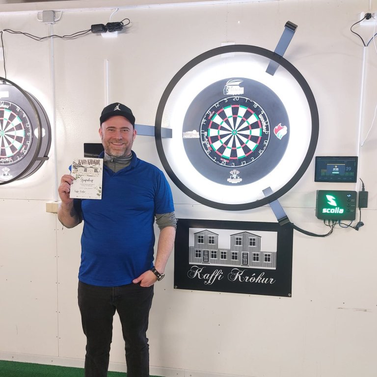 Sigurvegarinn Jón Oddur. Mynd tekin af Facebook-síðu Pílukastfélags Skagafjarðar.