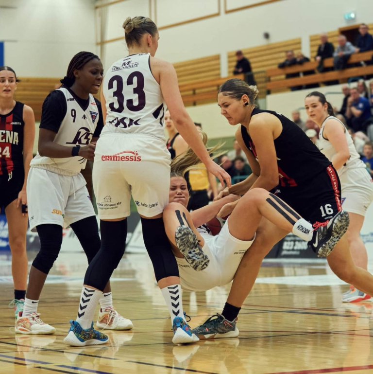 Eins og sjá má var mikil barátta í leiknum. Ljósmynd: Sigurður Ingi Pálsson.