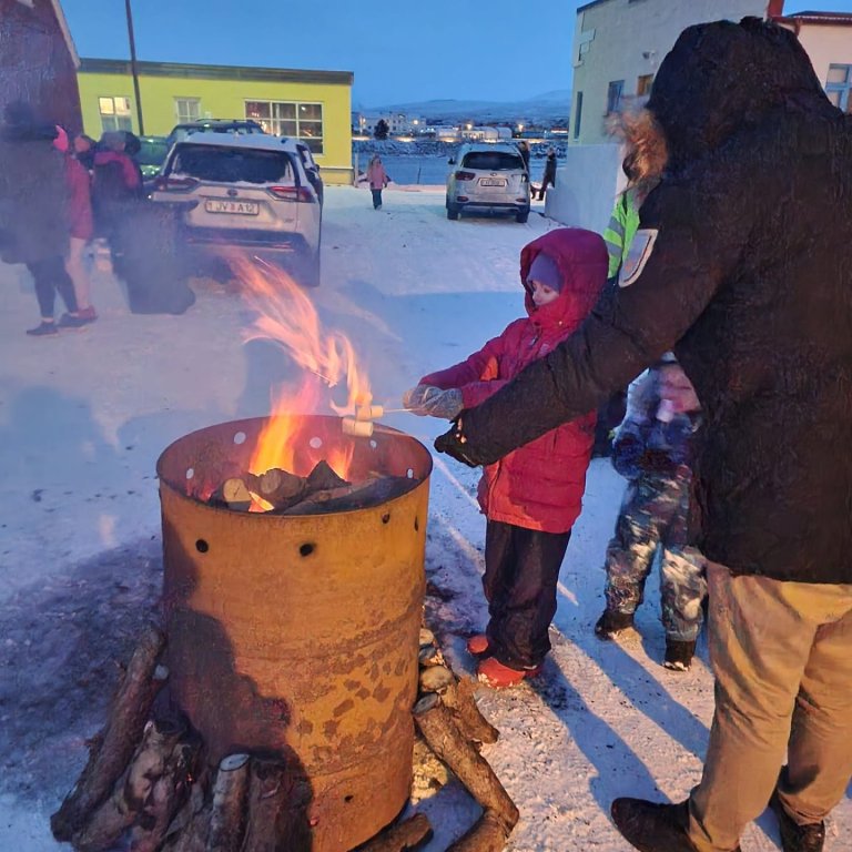 Verið að grilla sykurpúða. Mynd: Kristín Ingibjörg Lárusdóttir.