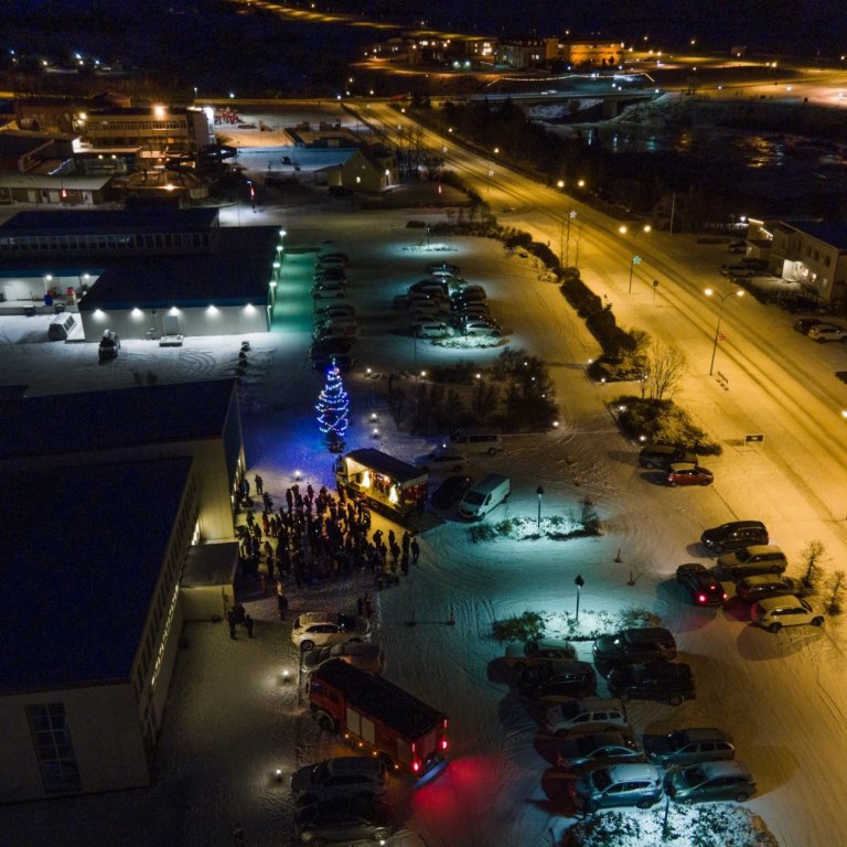 Yfirlitsmynd af svæðinu þar sem aðventugleðin var haldin. Mynd tekin af Róberti Daníel með dróna.