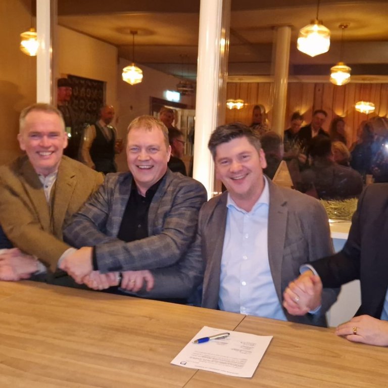 Við undirskrift.MYND FACEBOOKSÍÐA HÚNABYGGÐAR