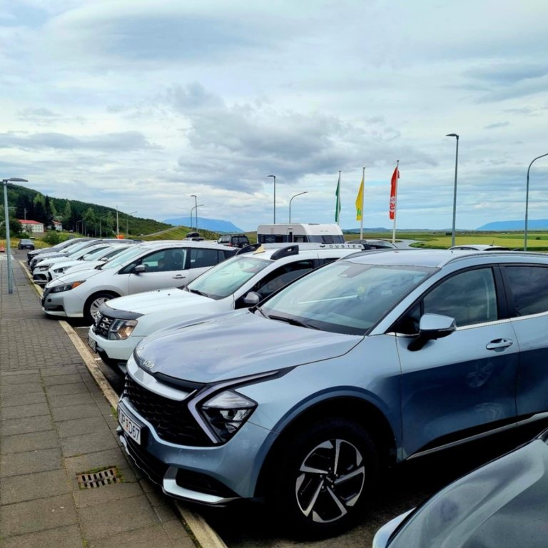 Glæstir fákar fyrir utan Olís Varmahlíð í dag. Mynd: hmj