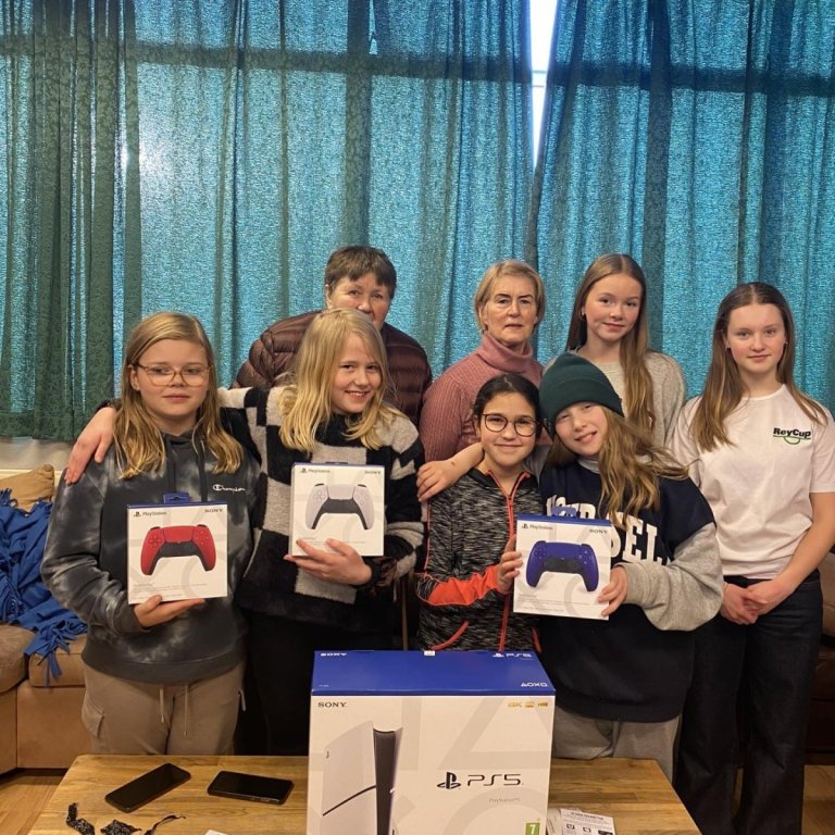 Fulltrúar Gæranna ásamt nokkrum ungmennum. MYND HUNATHING.IS