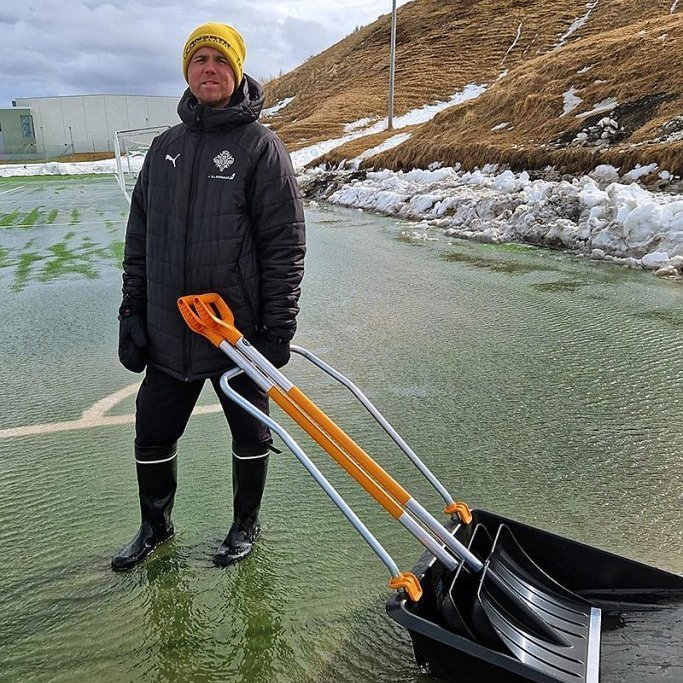 Donni þjálfari í pollagallanum á vellinum síðastliðinn laugardag. Það var ekki færi fyrir takkaskó á þessum tímapunkti. MYND: ÓMAR BRAGI