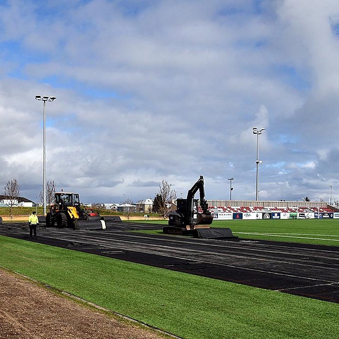 Gervigrasinu rúllað upp og gúmmílagið síðan fjarlægt. MYNDIR: ERLINGUR B JÓHANNESSON